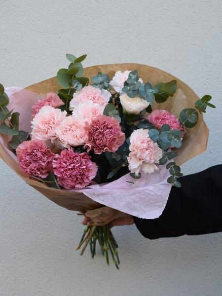 Hempeä neilikkakimppu